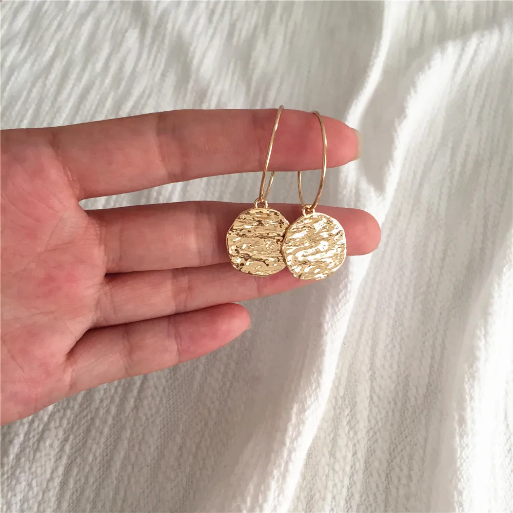 Серьги кольца золотого цвета с простого дизайна круглые тонкой поверхностью