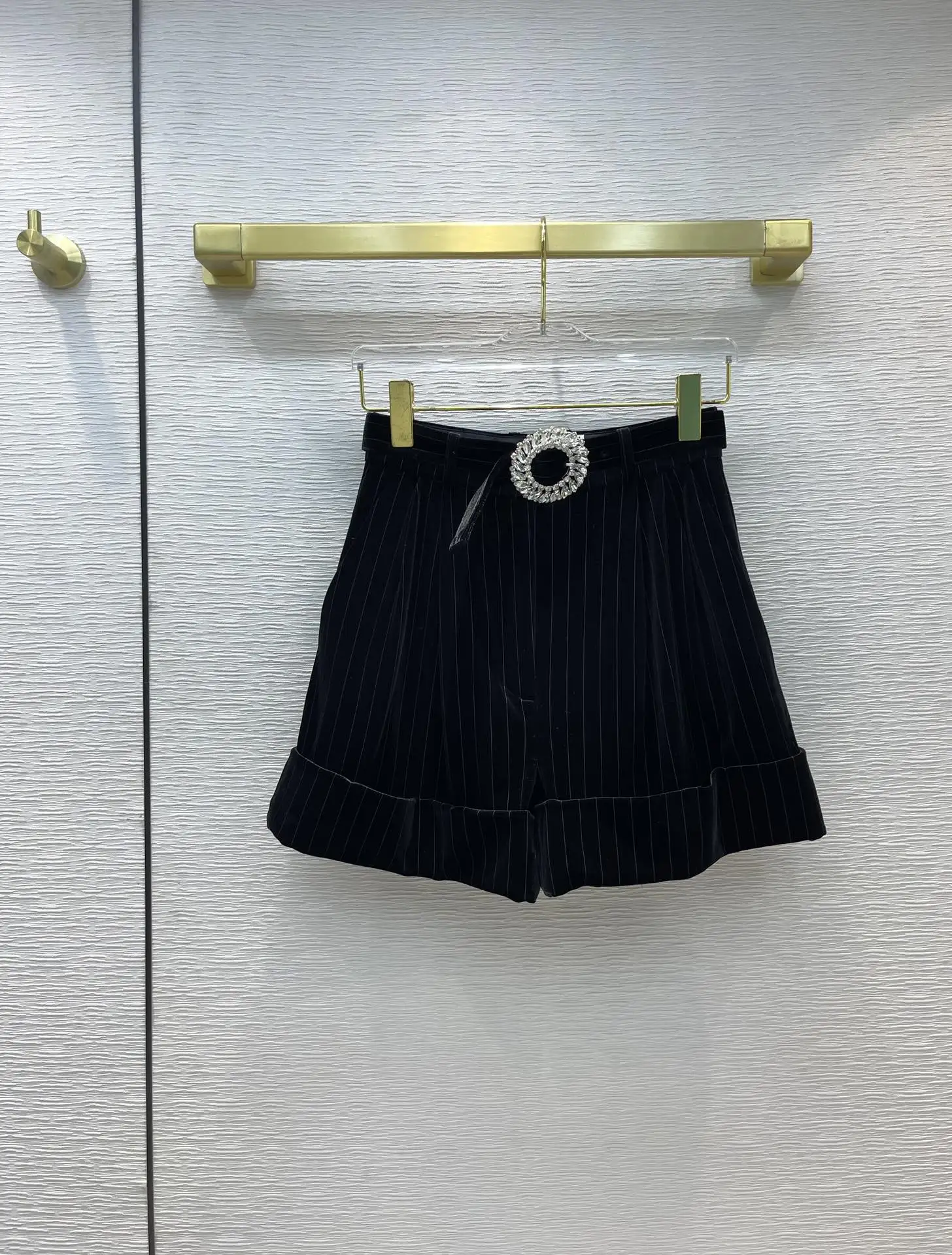 

Роскошные брендовые бархатные шорты для женщин с 3D вырезом Модные бриллиантовые дизайнерские черные шорты с пряжкой на талии узкие шорты с ...