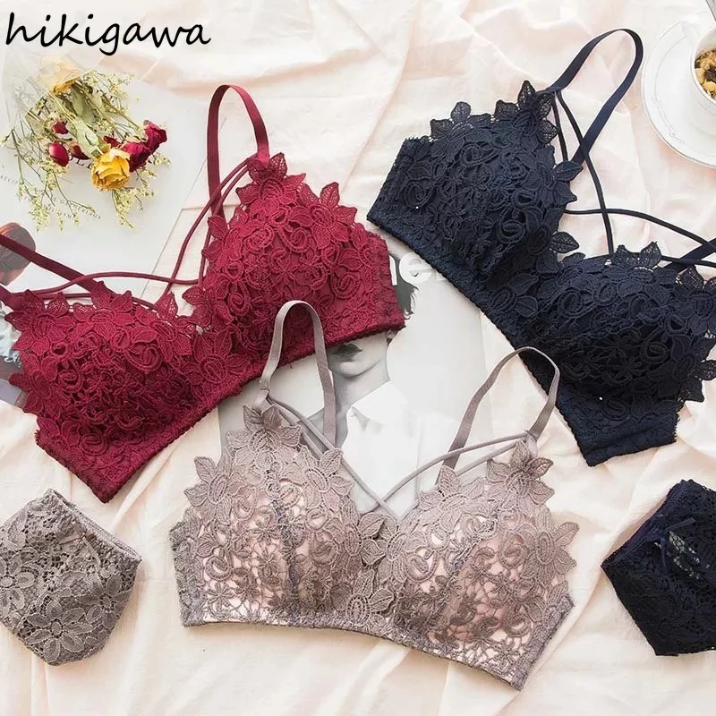 

Комплект женского кружевного нижнего белья с чашками пуш-ап