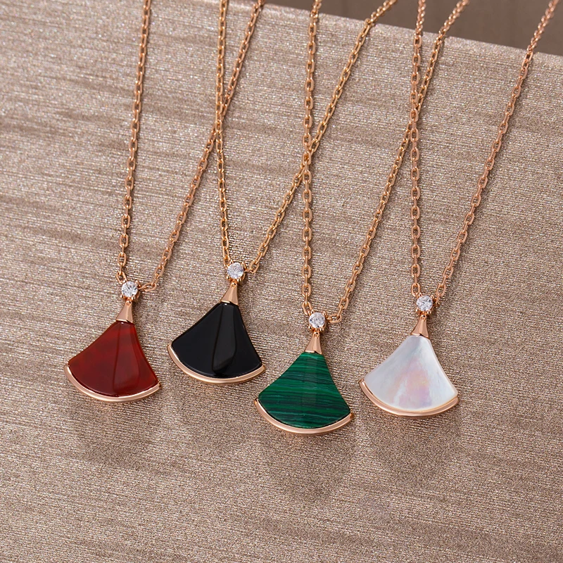 Ожерелье с маленькой юбкой подвеска в виде сердолика белая перламутровая