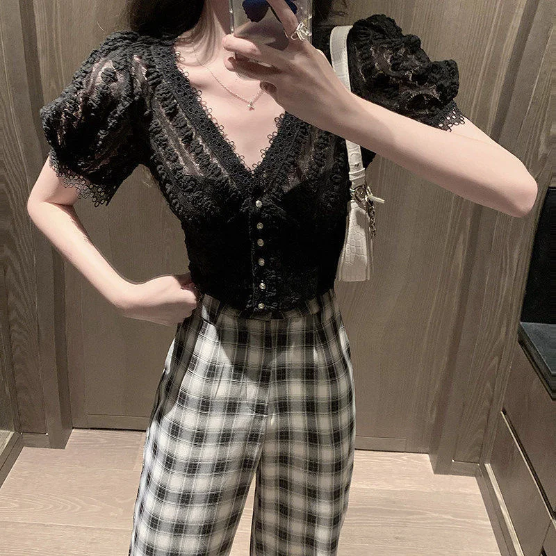 

Женская кружевная блузка с V-образным вырезом