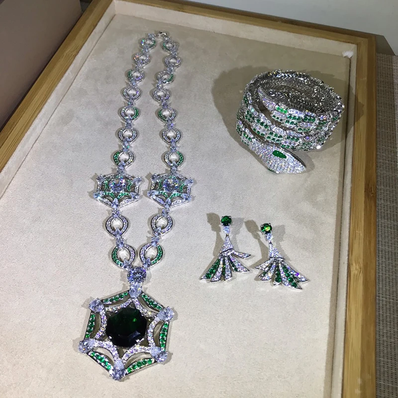 Бренд Красивые желанию можно украсить ювелирными изделиями для женщин