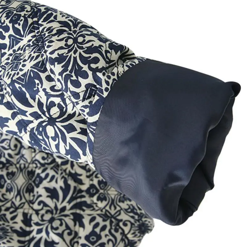 Женская приталенная куртка с вышивкой синяя белая круглым вырезом и длинными