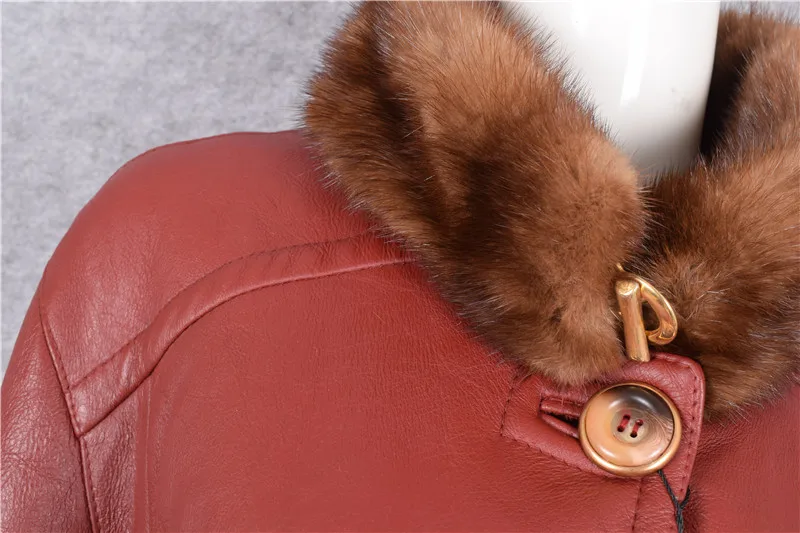 Женское длинное пальто с шерстяной подкладкой красное воротником из меха норки