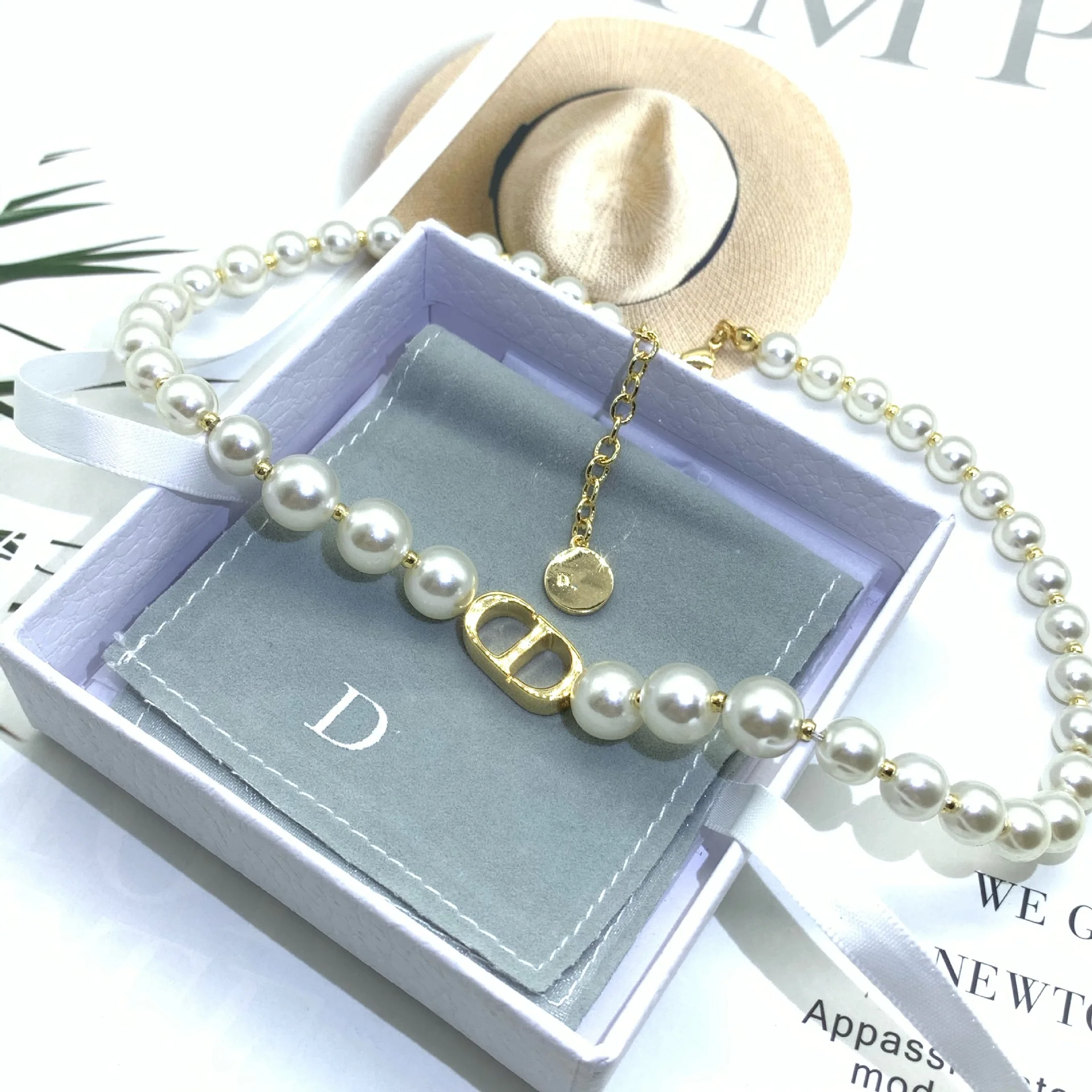 

Новинка, классическое модное жемчужное ожерелье с буквой CD для женщин, жемчужная цепочка до ключиц, ожерелья длиной 45 см, подвеска, искусств...