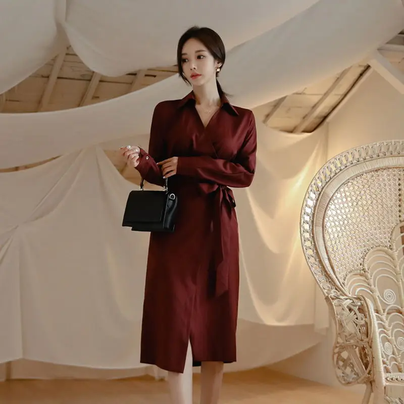 Женское офисное платье Mozuleva однотонное до колена с v образным вырезом и поясом на