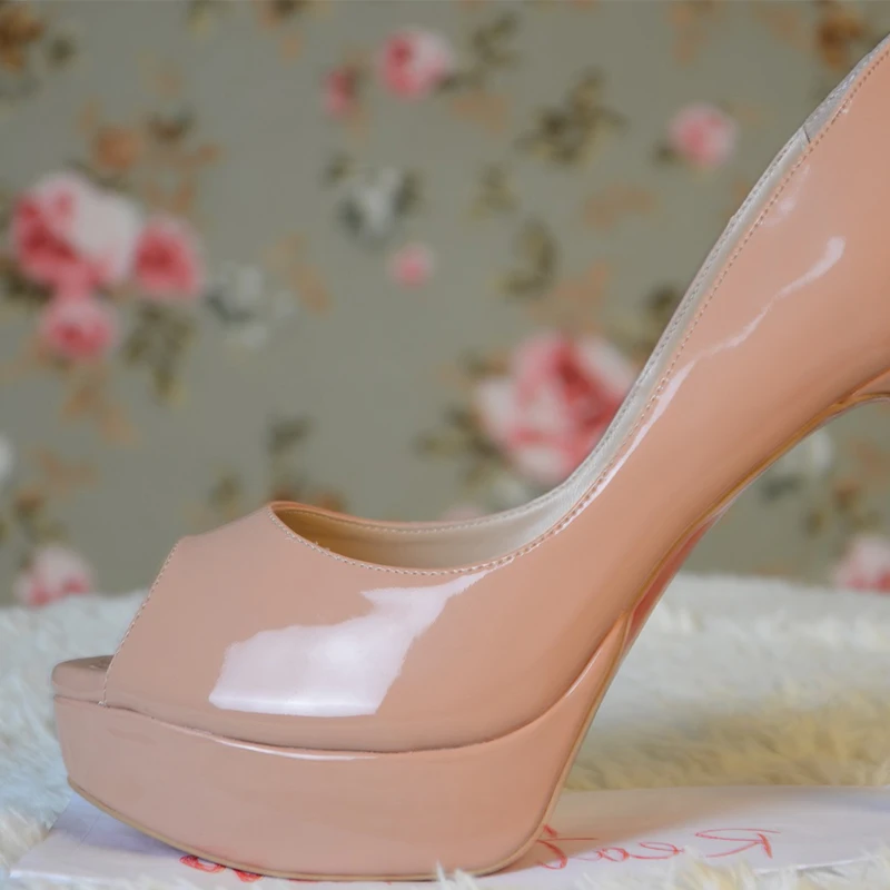 Туфли лодочки на платформе с красной подошвой и высоким каблуком шпилькой