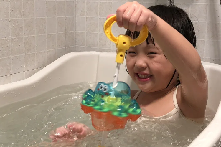 Children's bathroom water toys rotating spray octopus baby shower fountain water toys