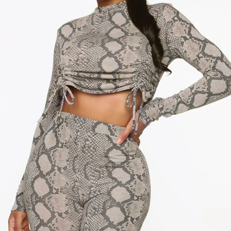 Женский спортивный костюм со змеиным принтом облегающий пикантный укороченный