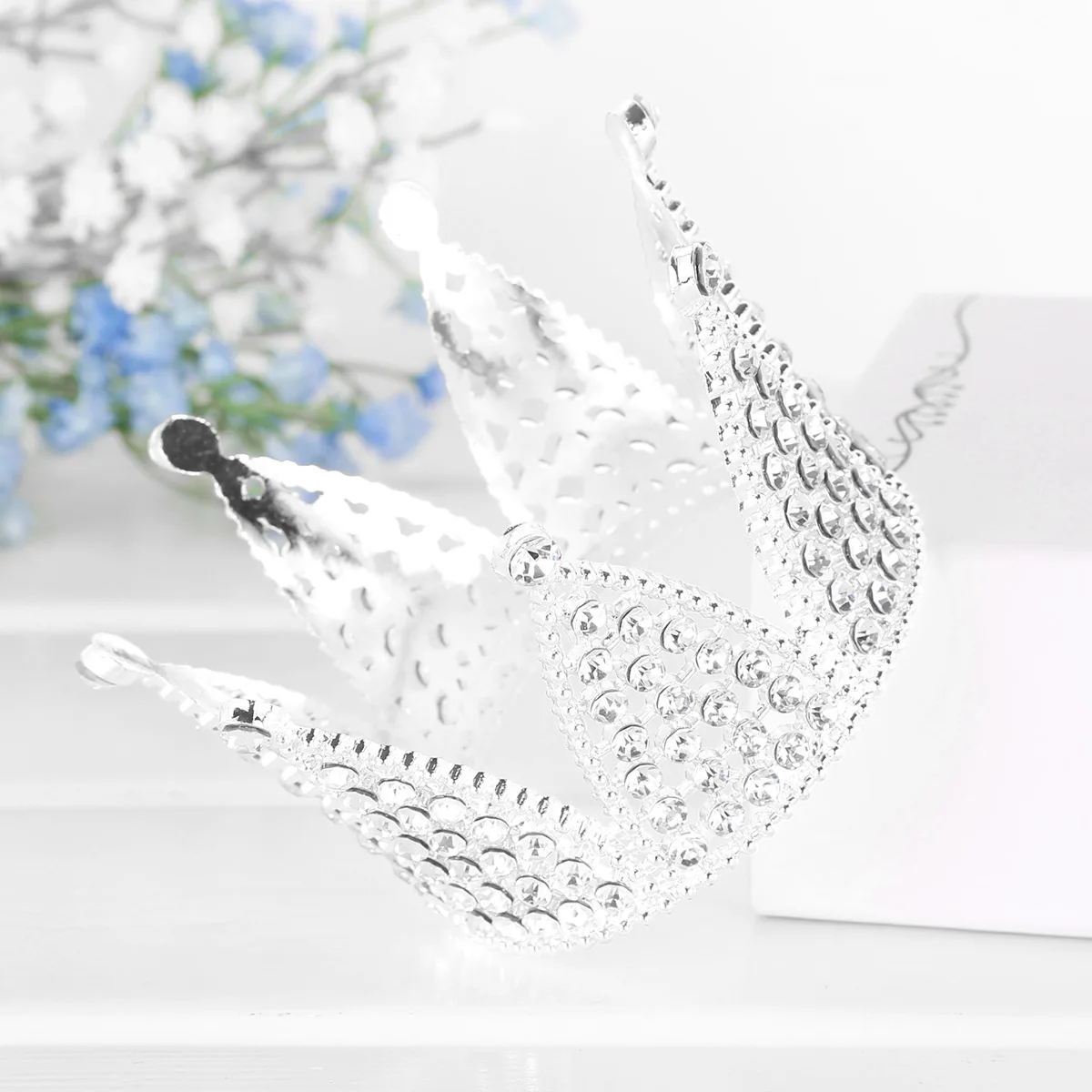 Платье принцессы с металлическими элементами и стразами в виде короны тиара