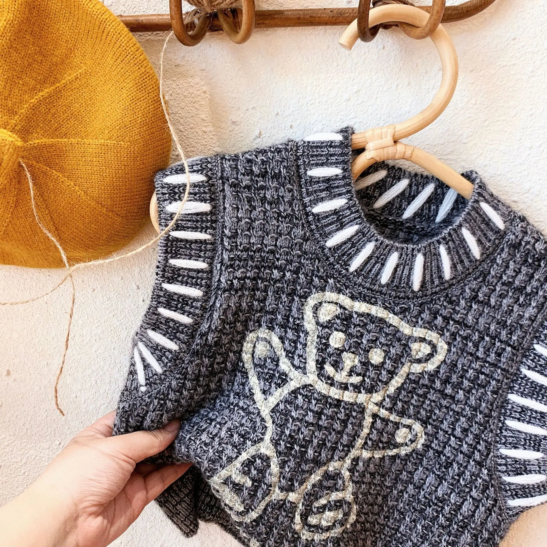 

Cute Bear Print Children Sweater Fashion Girls Sleeveless Knitted Vest Baby Boy Cartoon Sweater 2021 New Autumn Kids Sweater