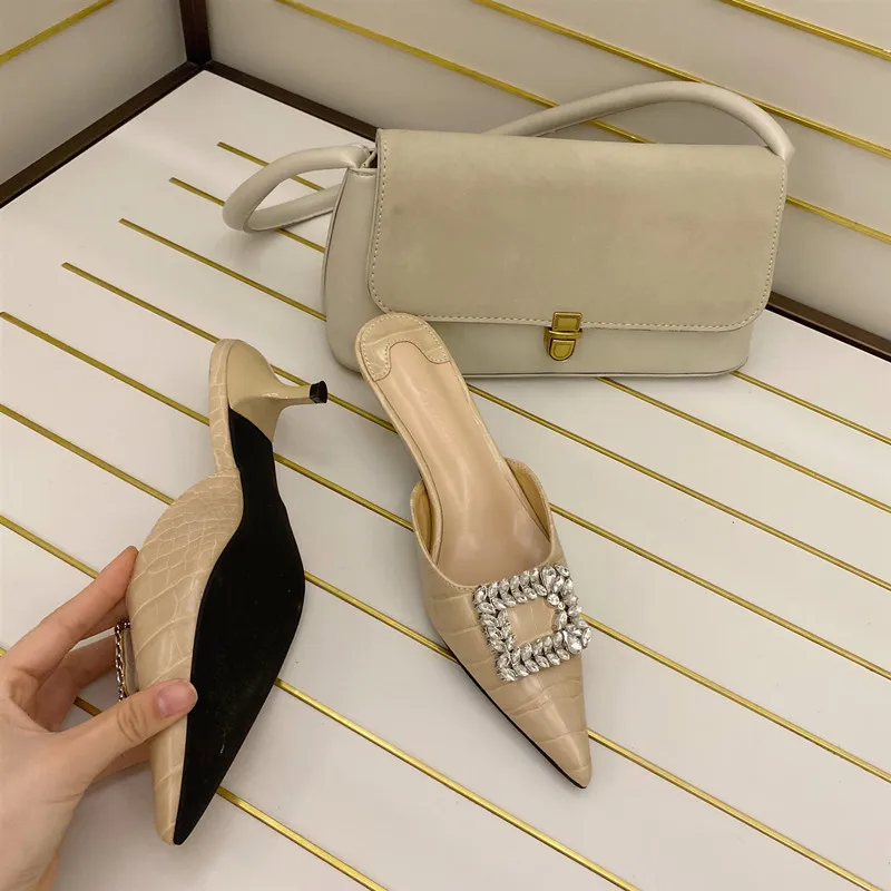 Роскошные Стразы Для женщин шлёпанцы для Элегантный острый носок туфли на