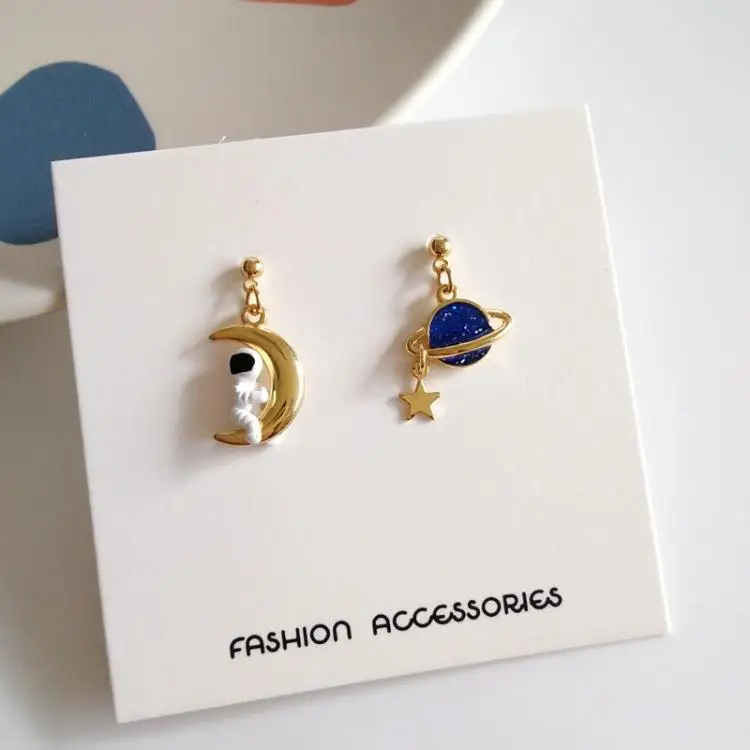 Корейские асимметричные серьги с изображением космонавта и планеты модные