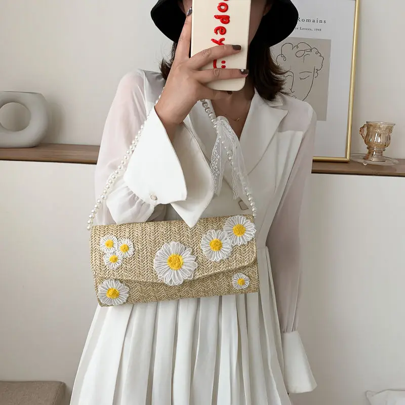 

Woven Small Daisy Women Underarm Shoulder Bag Ladies Fashion Straw Baguette Handbags Pearl Chain Flower Female Crossbody Bags