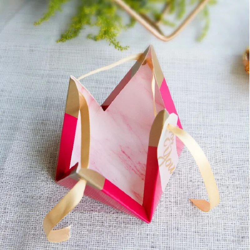 

Rose Red Triangular Pyramid Sweet Candy Box Wedding Favors Paper Gift Boxes Chocolate Bags Gift Packing Box Wedding Decoration