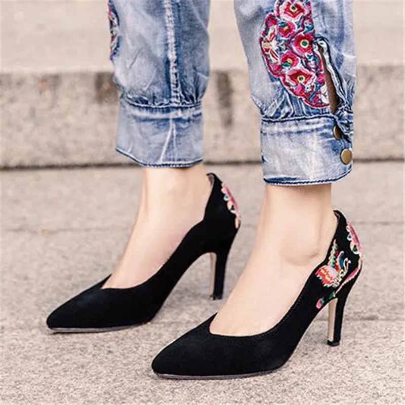 Туфли-лодочки женские из натуральной кожи с вышивкой | Обувь