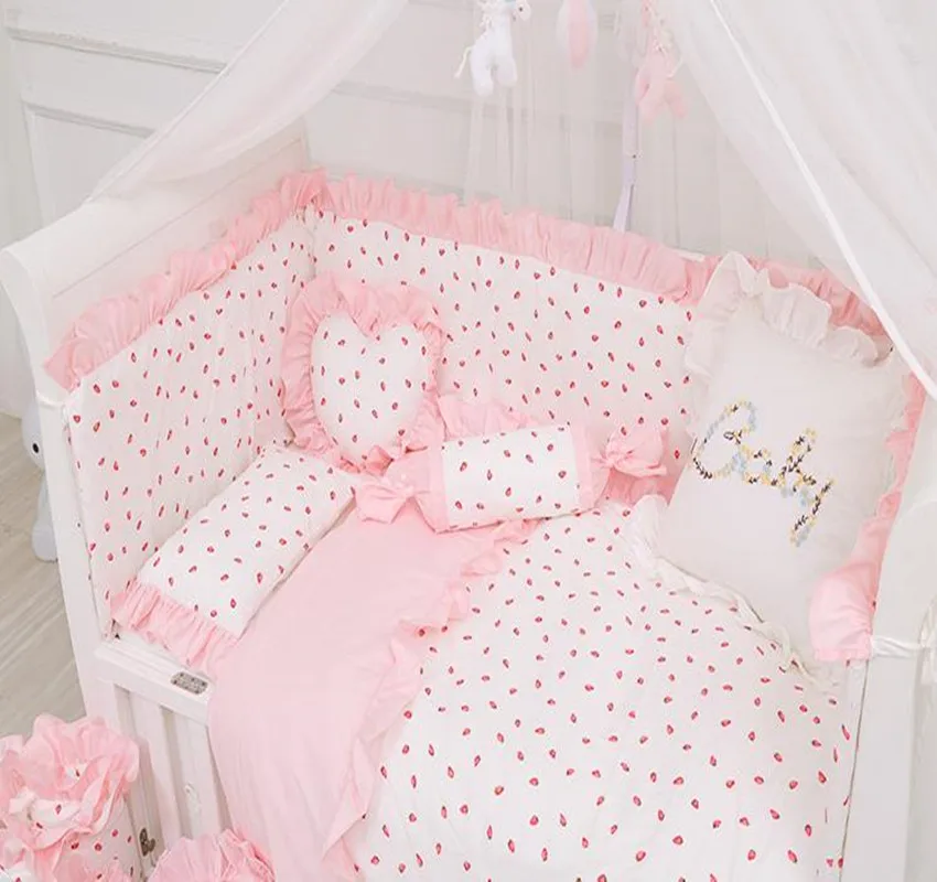 Комплект постельного белья из хлопка с рисунком клубники детская кроватка