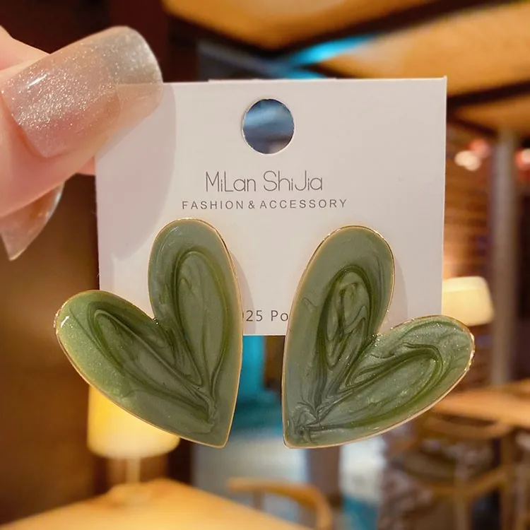 Серьги-гвоздики женские в форме сердца белого цвета |