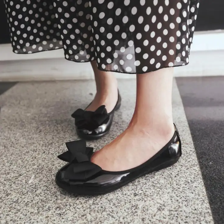 Женские кожаные туфли на плоской подошве с эластичным ремешком милые бантом для