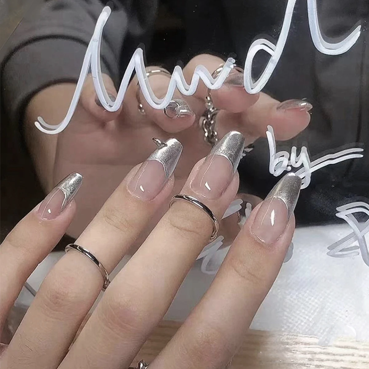 

French Mordern stylish Elegant Gold Sliver Edge Line Wearable False Nails