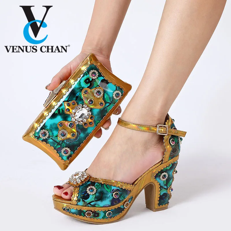 Новый модный праздничный комплект из итальянских туфель и сумочки золотистого