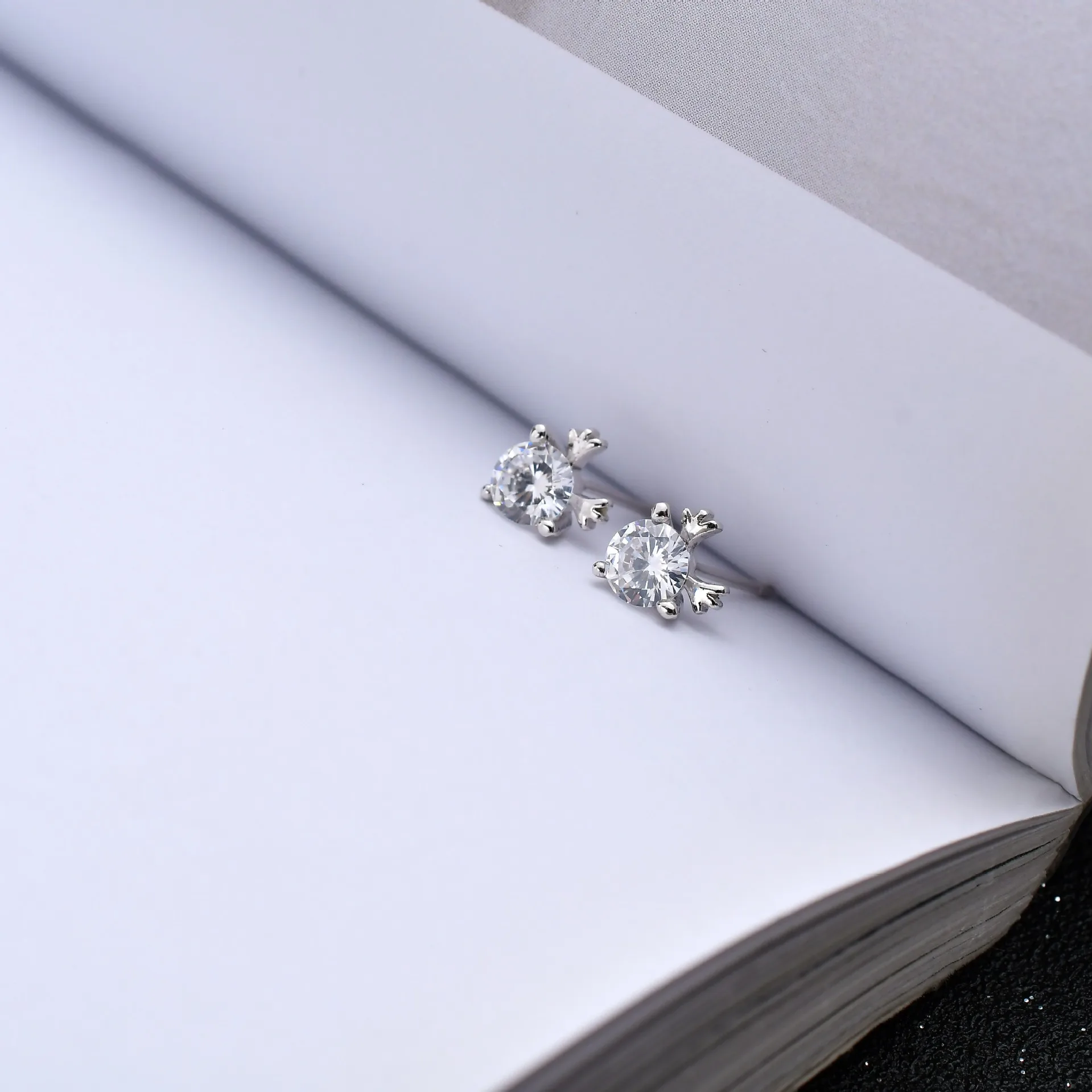

Cute Deer Antler White Blue Pink CZ Zircon Stud Earrings Temperament Christmas Earrings Fashion Xmas Gift Jewelry Holiday Party