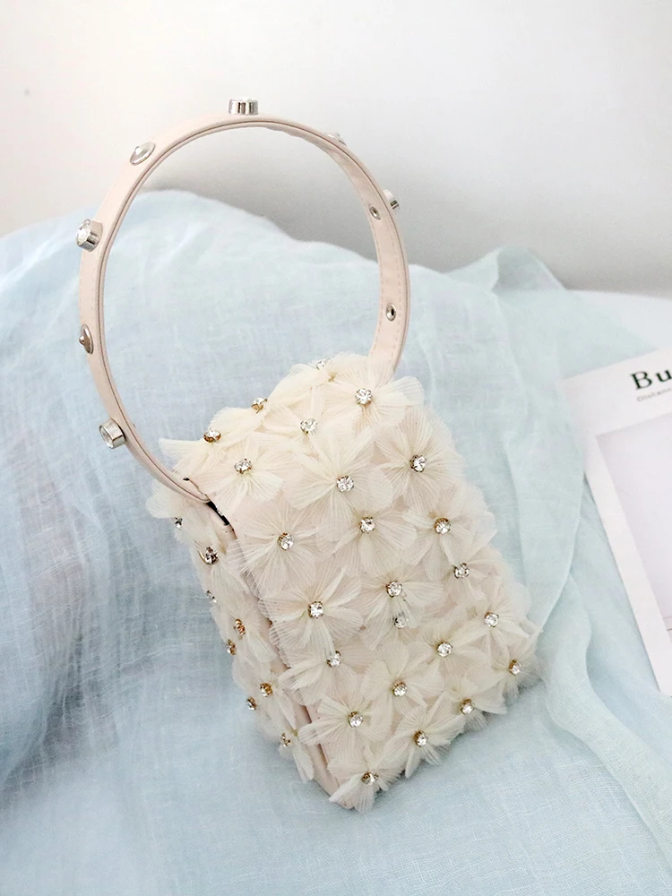 

In the fall of 2019, the new trendy women's bag is made of small rivets, drilled flowers, handheld shoulder, oblique satchel,