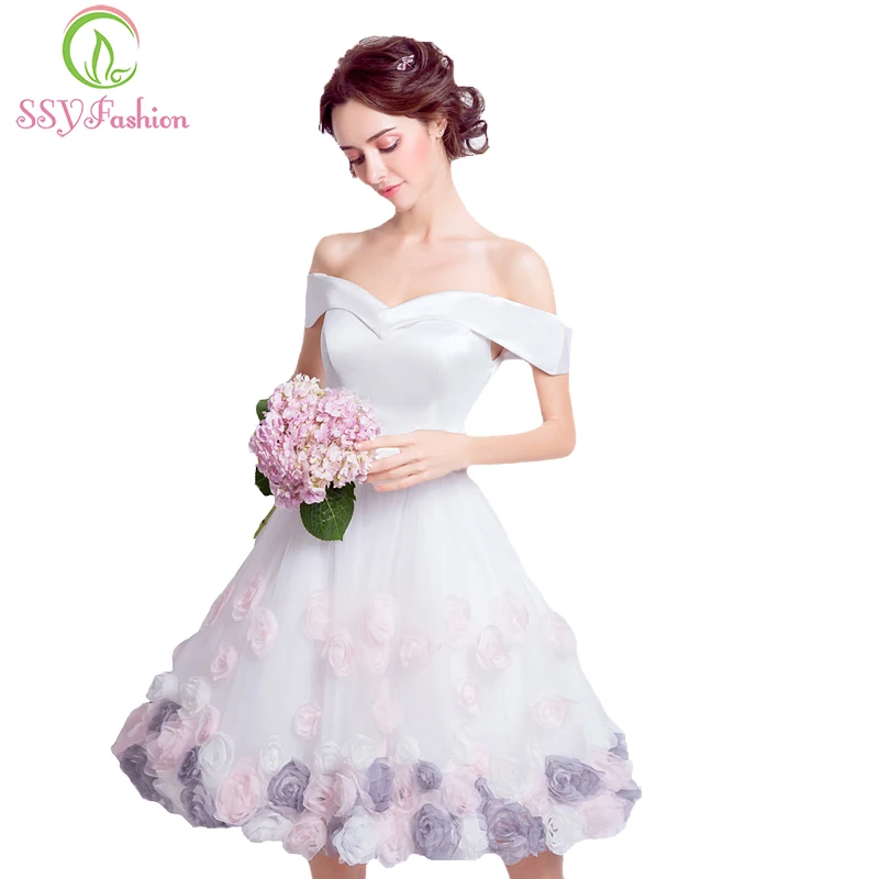 Женское короткое коктейльное платье SSYFashion белое атласное с розами длиной до