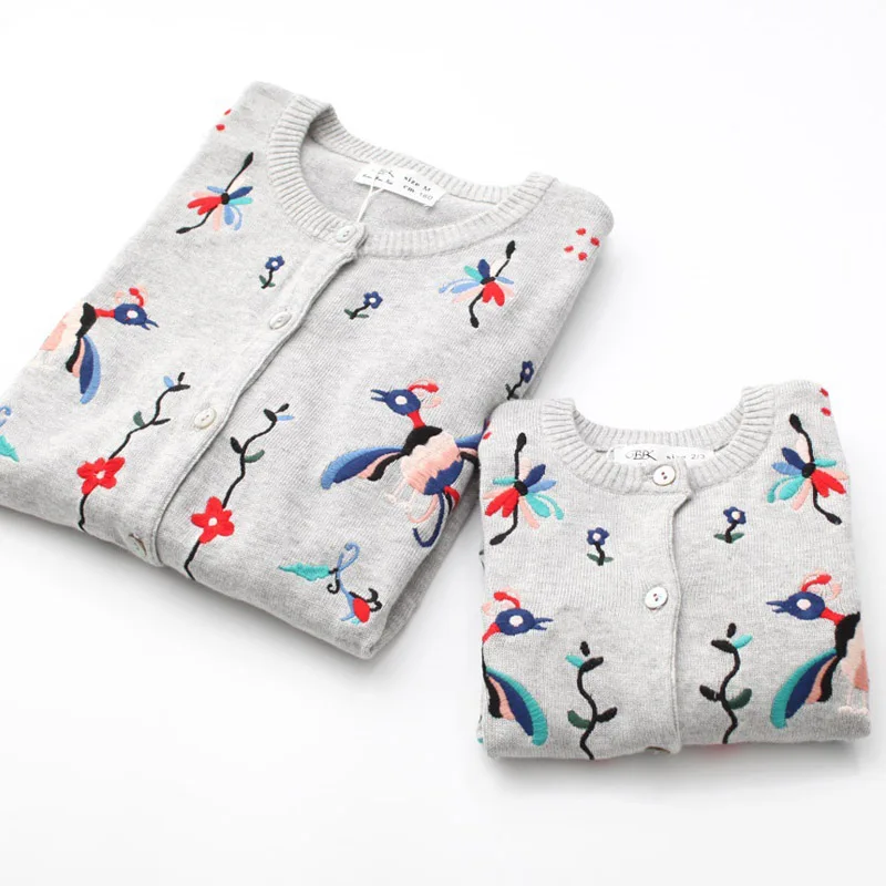 Одежда для всей семьи Модное хлопковое пальто мамы и ребенка дочки с вышитыми