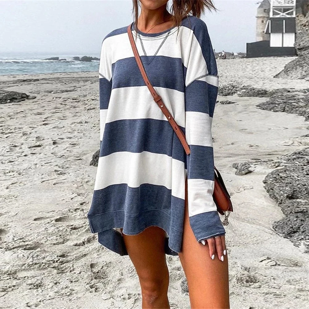 Женское мини-платье с круглым вырезом длинным рукавом и разрезом по подолу