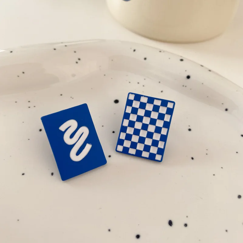 

2021 модные синие белые шахматные серьги, асимметричные креативные индивидуальные геометрические прямоугольные серьги-гвоздики для женщин