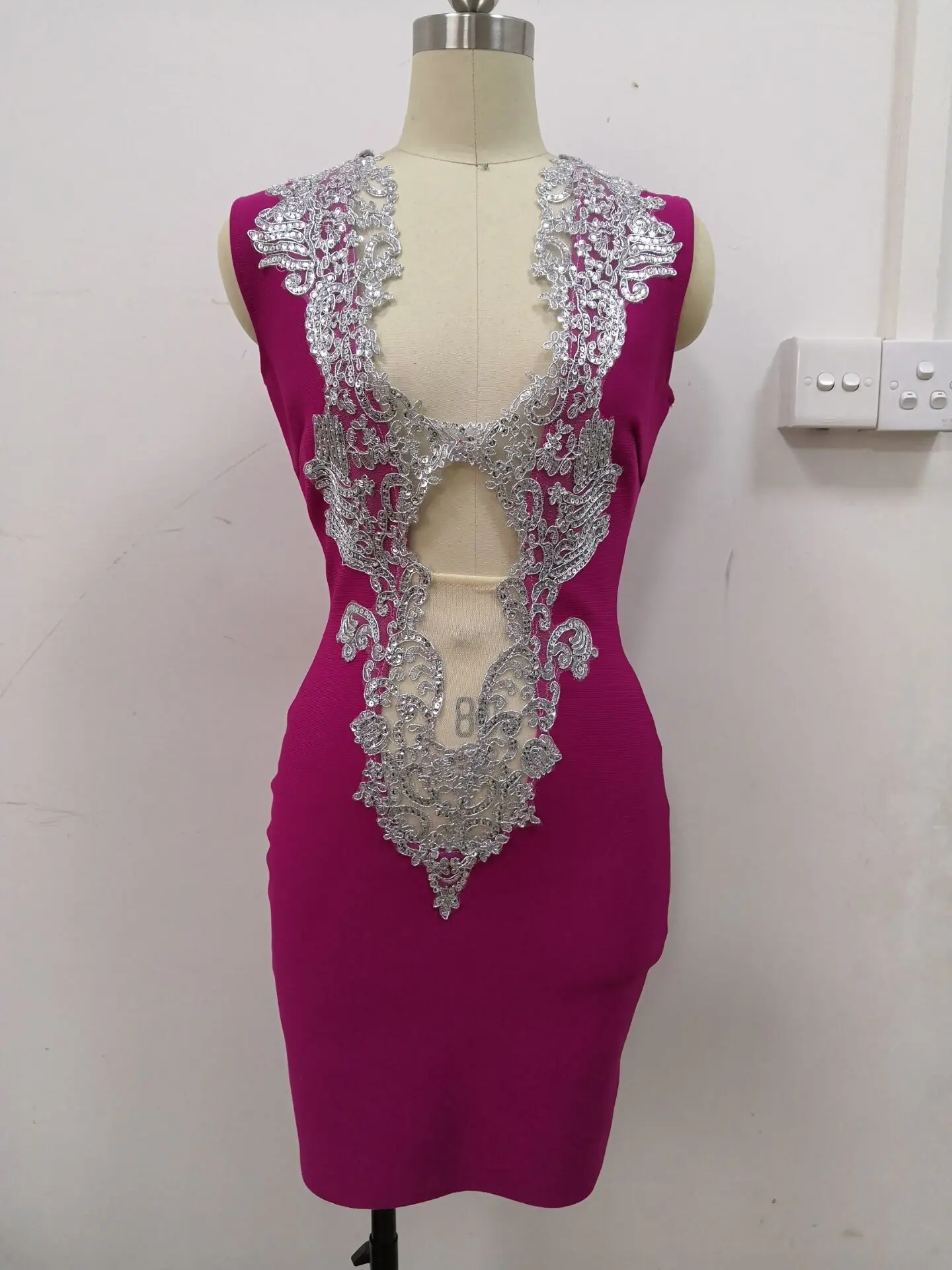 Высококачественное белое черное Бандажное платье из вискозы с глубоким V