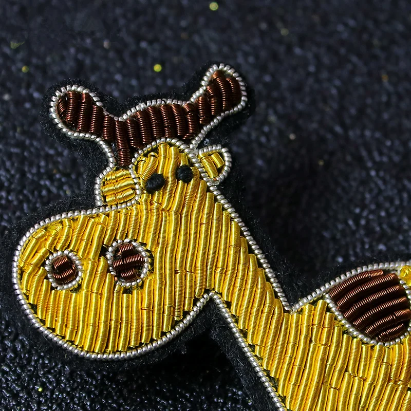 

Hand-embroidered corsage Indian silk badge cute wild giraffe cartoon brooch female high-end accessories