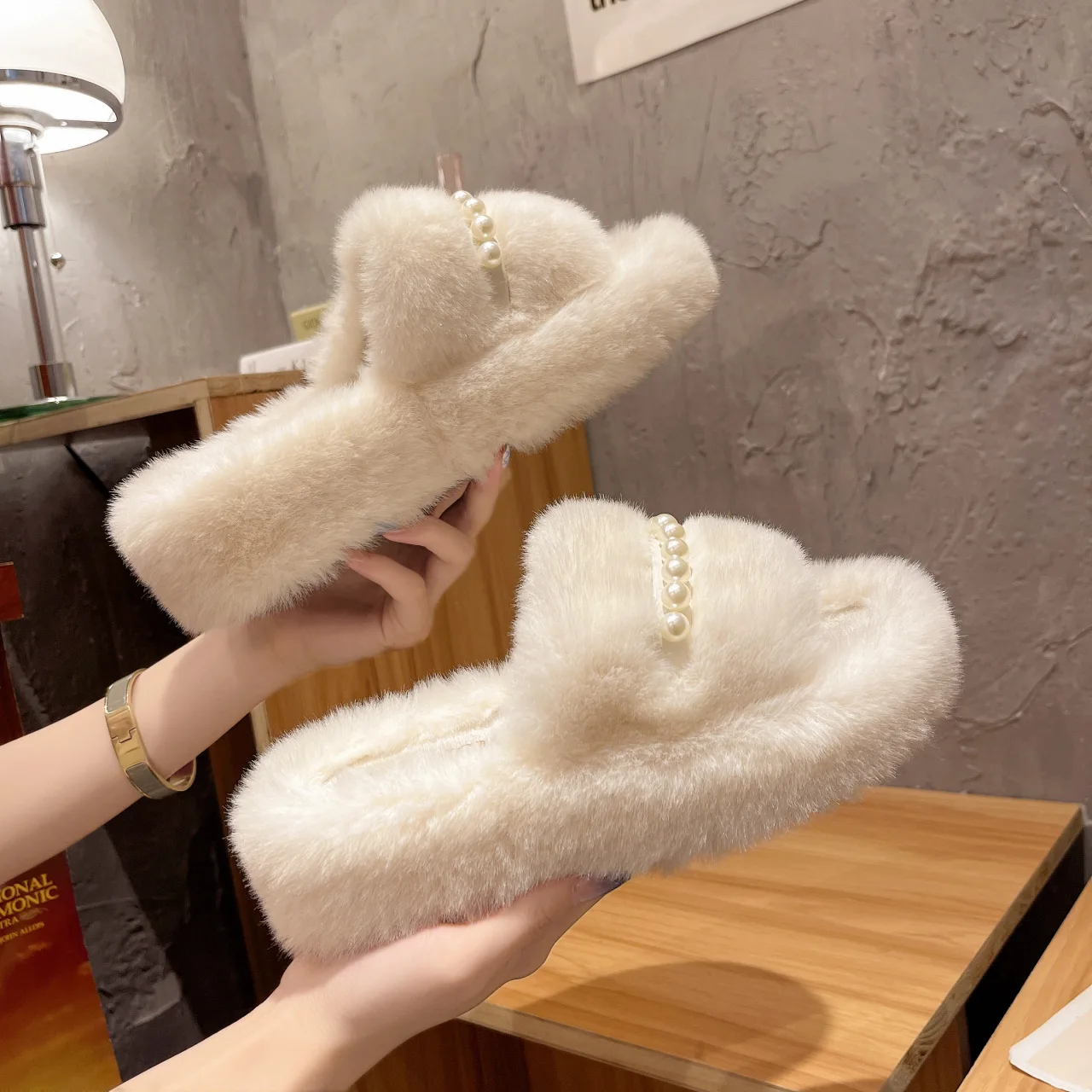 

Women Fashion Warm Fluffy Slippers Cozy Faux Fur Cross Indoor Floor Slides Flat Soft Furry Ladies Female Celebrities Flip Flops