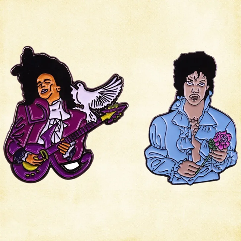 Эмалированная брошь с изображением принца Роджерса Нельсона художника