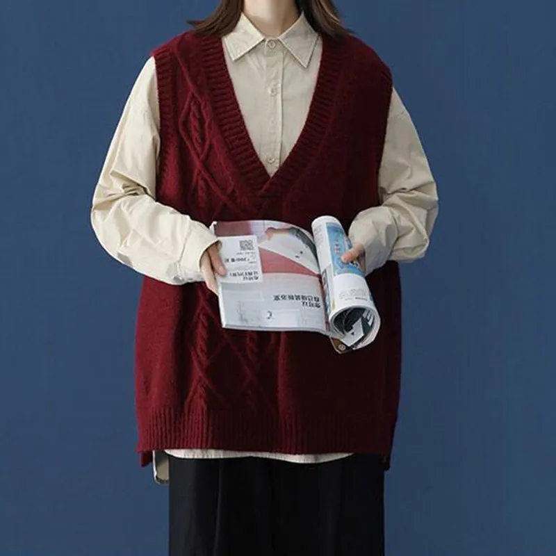 

Женский трикотажный жилет с V-образным вырезом