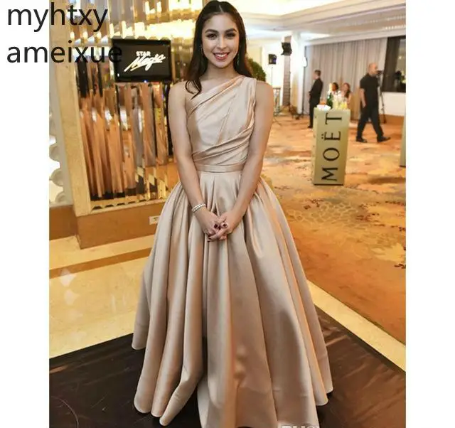 Женское длинное вечернее платье плиссированное цвета шампанского на одно плечо