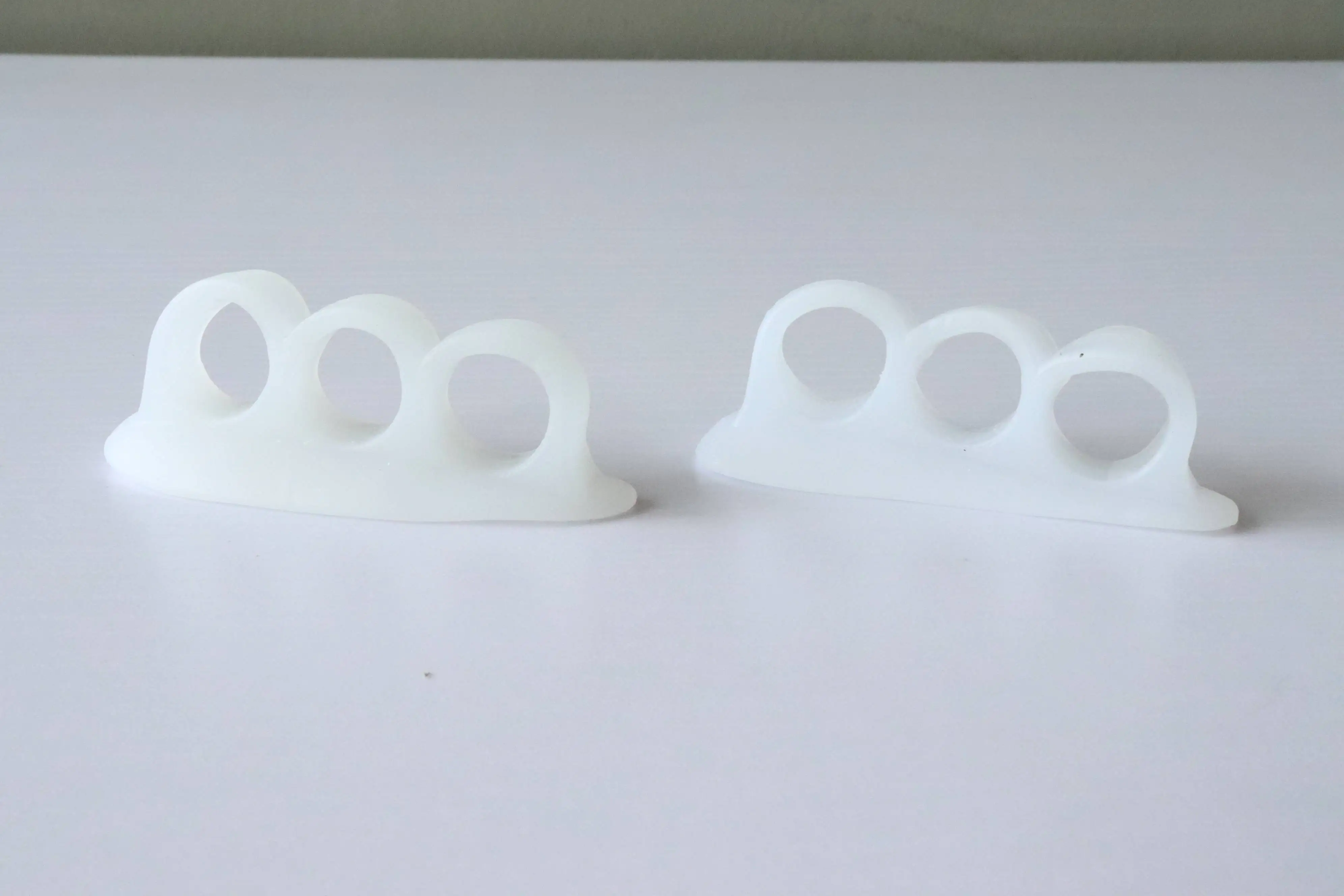 

2pcs/set Silicone Finger Toe Protector Toe Separators Stretchers Straightener Bunion Protector Pain Relief Foot Care