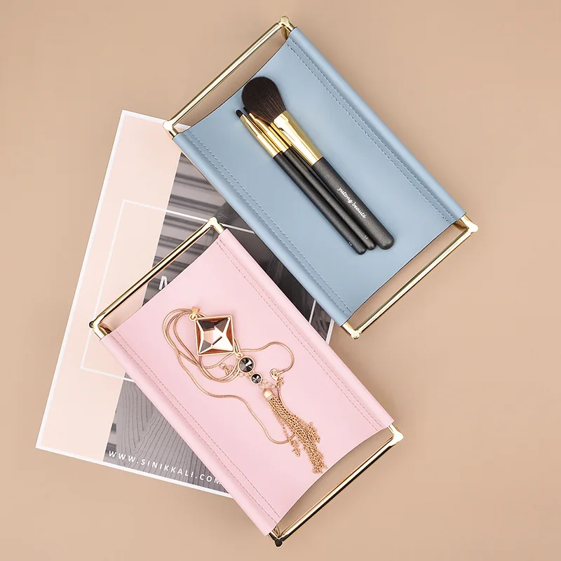 

Поднос из кованого железа и кожи для хранения ключей в скандинавском стиле