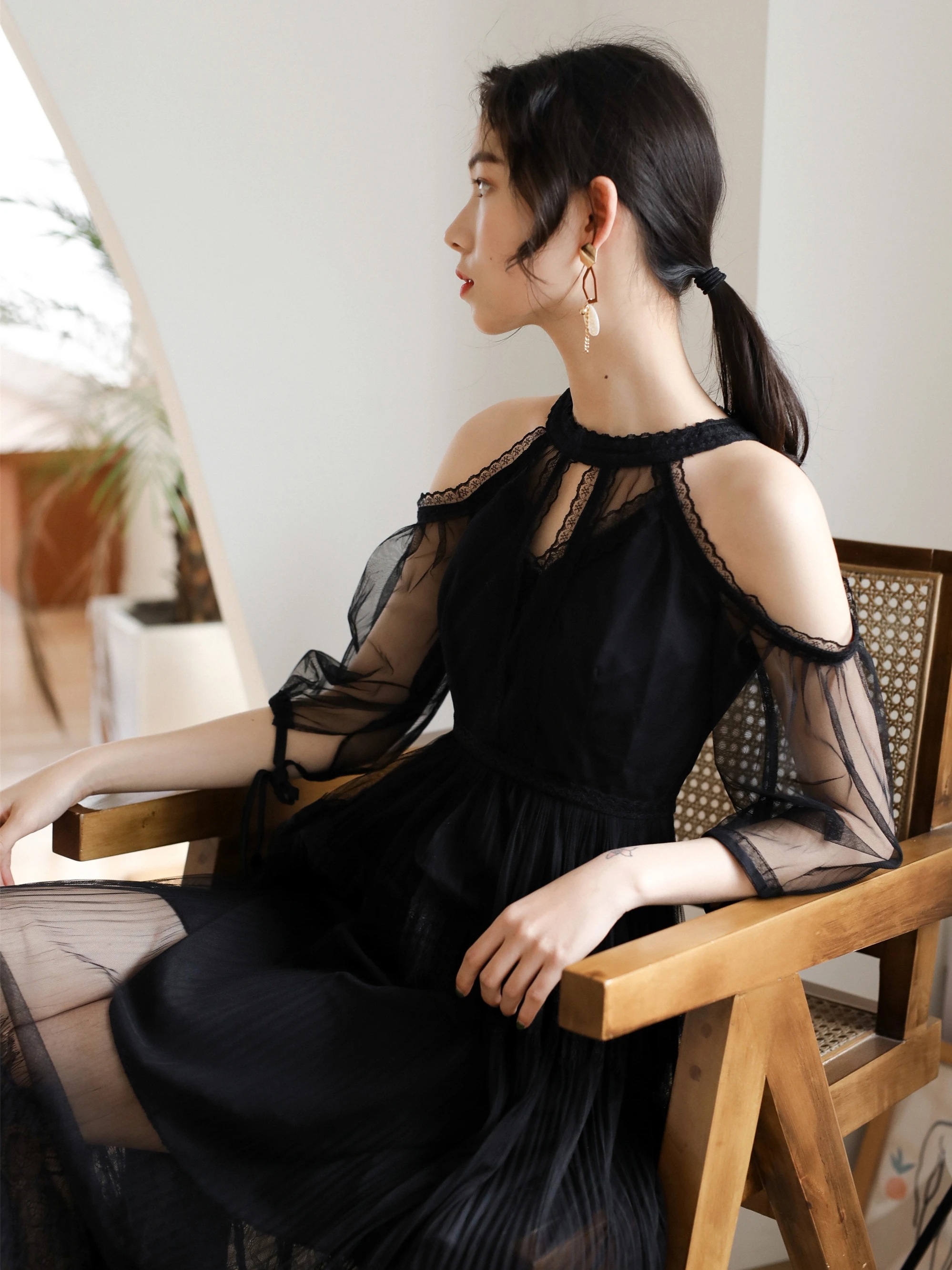 Женское праздничное платье с лямкой на шее вечерние ажурные черные сетчатые