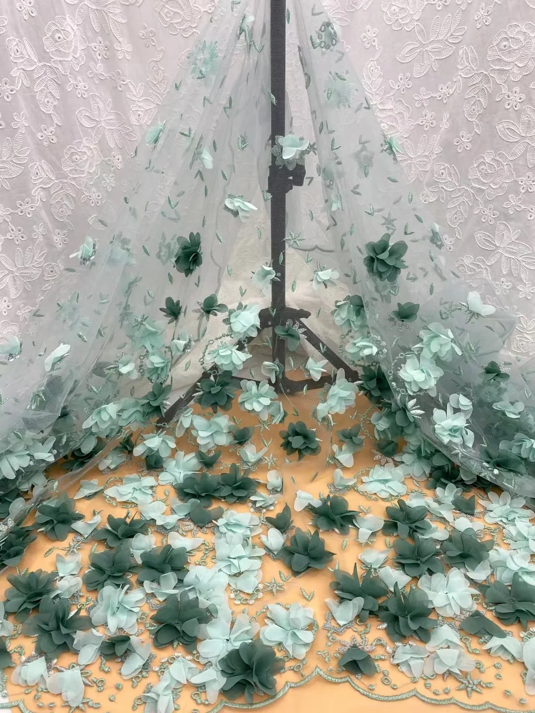 

Свежий, элегантный и элегантный трехмерный Тюль ручной работы с 3D цветочной вышивкой, подходит для модных милых женских юбок