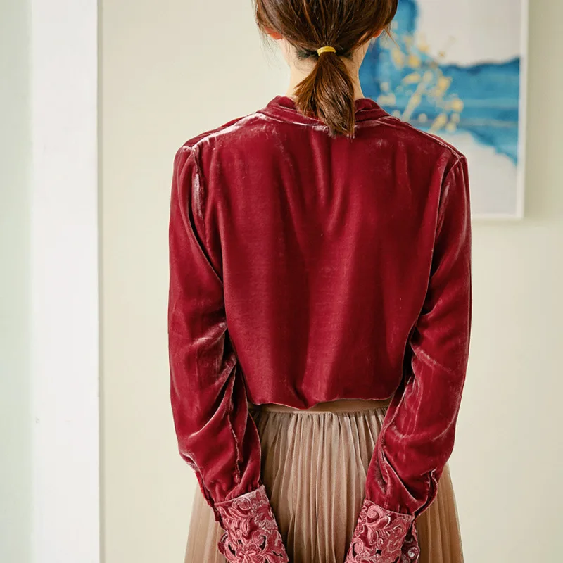 

New wind pleuche shirt embroidered silk blouse female in the spring of 2020 velvet long sleeve shirts