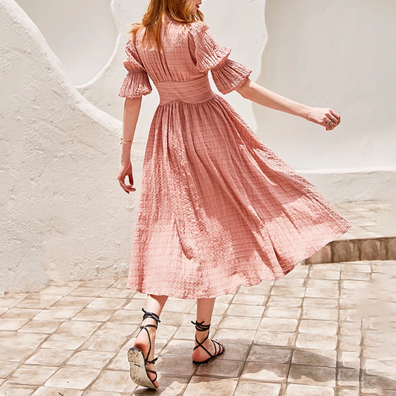 Женское платье TWOTWINSTYLE однотонное средней длины с треугольным вырезом высокой