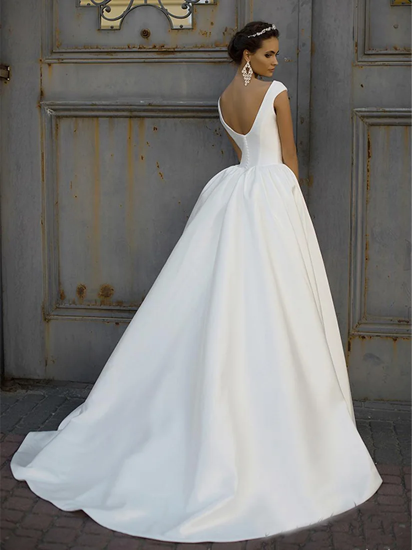 Матовое атласное простое свадебное платье А-силуэта с высоким воротом без