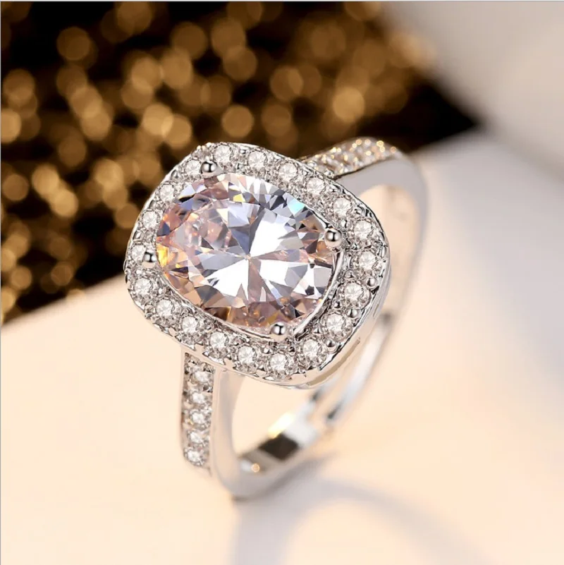 

Блестящее кольцо с фианитом