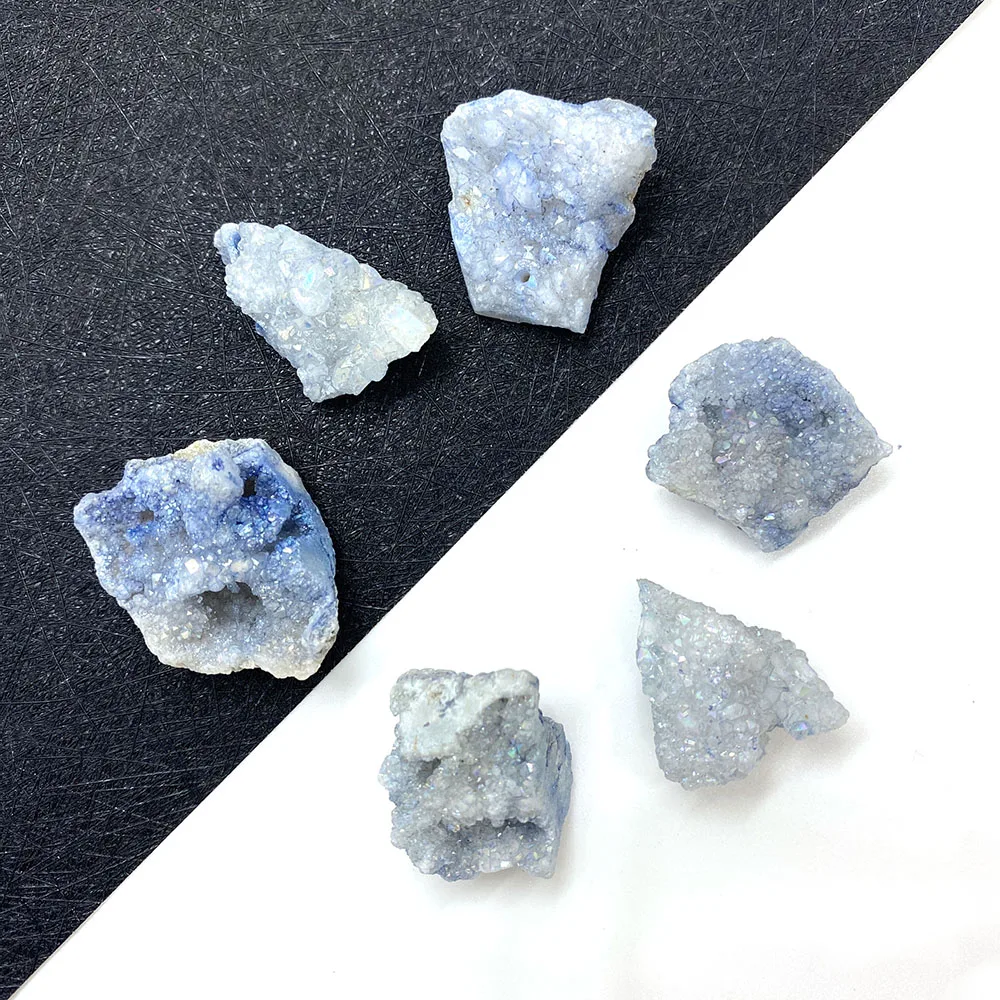 Подвеска из натурального камня неправильной формы с кристаллами используется