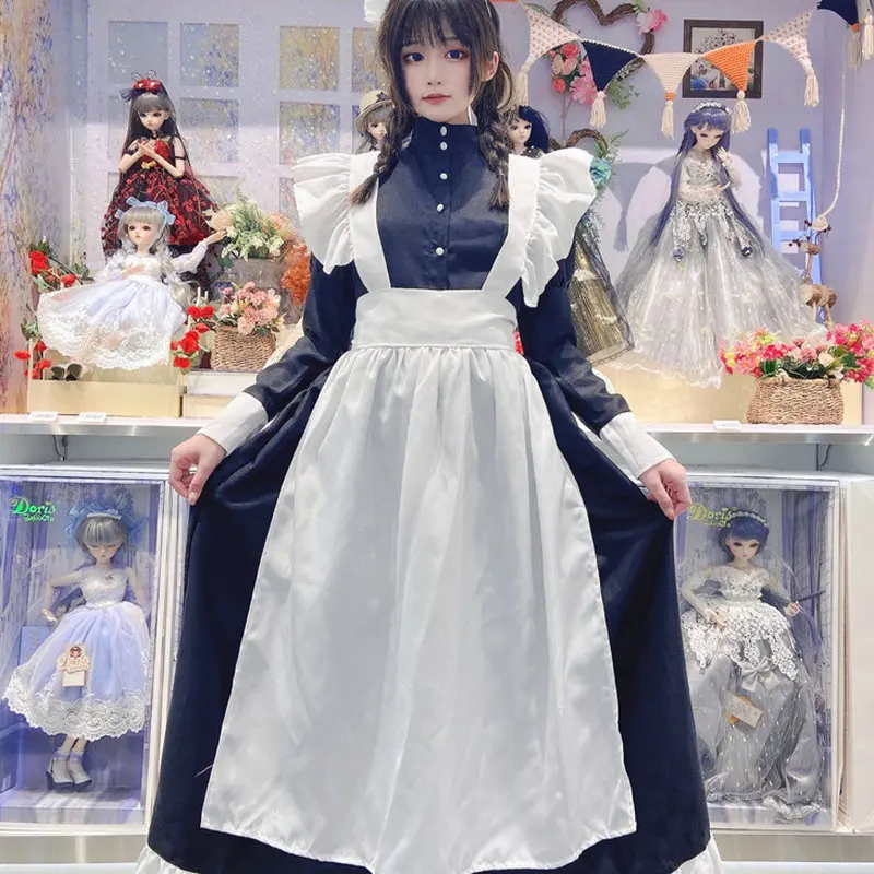 Черно-белая горничная в английском стиле с жемчужными нитями длинный костюм