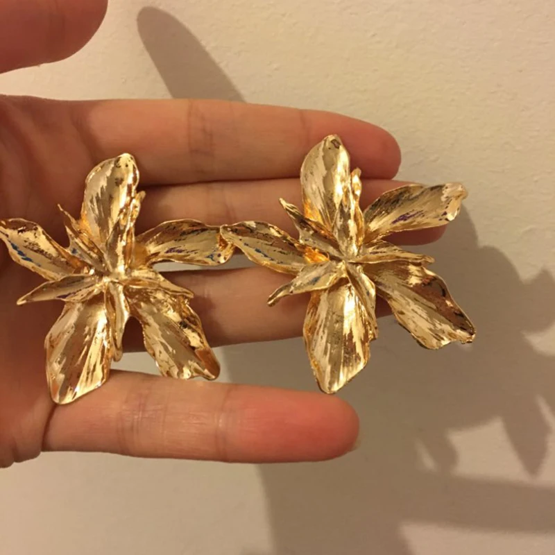 Женские крупные серьги-гвоздики в форме цветка золотого цвета Старинные золотые