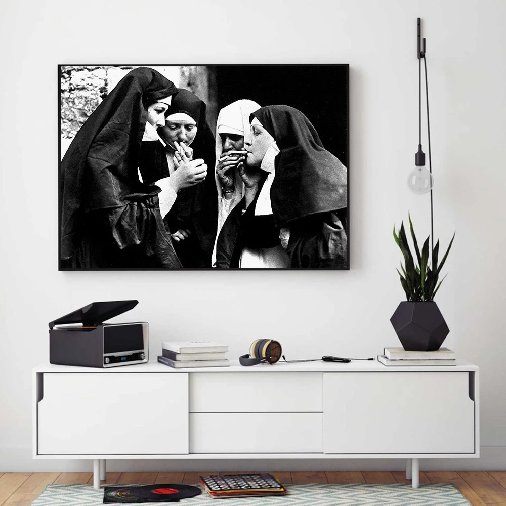 Черно-белый плакат с винтажными фотографиями курительных монахин забавная