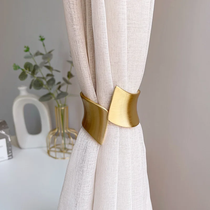 

1PC Nordic simple and light luxury curtain strap metal hollow wings feather curtain buckle free perforated curtain clip
